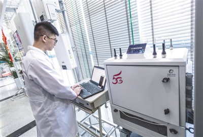 技术人员在5G试验基站测试带宽。　　新华社记者 熊 琦摄