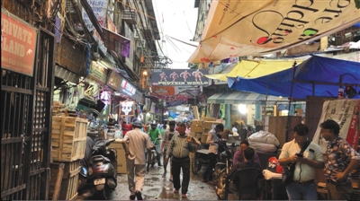7月16日，印度新德里药品批发市场内，人们走过杂乱的药品批发商铺，因为价格相对低廉，很多中国人来此代购。