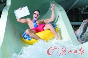 现年33岁的汤米·林奇是“第一选择”公司的上一任水滑梯测试员。