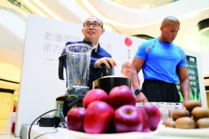 潘石屹为家乡苹果代言。