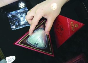 商家出售的纯银粽子。信息时报记者 郭柯堂 摄