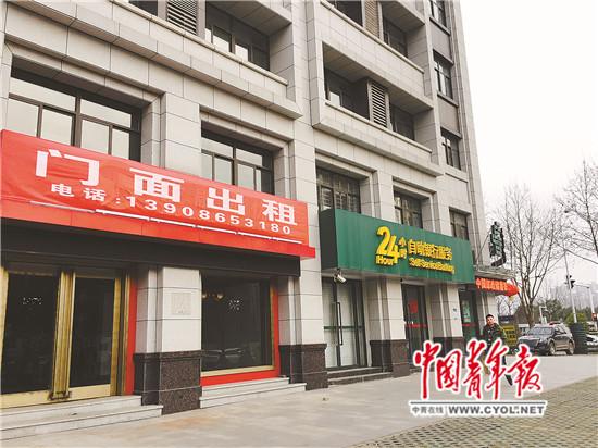 “投融无忧”线下第一家门店南湖店目前已蒙上“门面出租”的横幅，该门店隔壁就是一家银行网点，距离洪山区政府不过300米。 本报记者 王景烁/摄