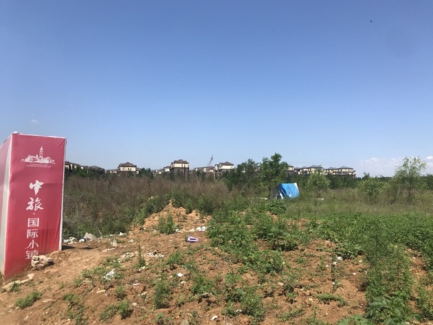 中旅国际小镇已开发项目外围的大片荒地一角 每经记者 李少婷 摄